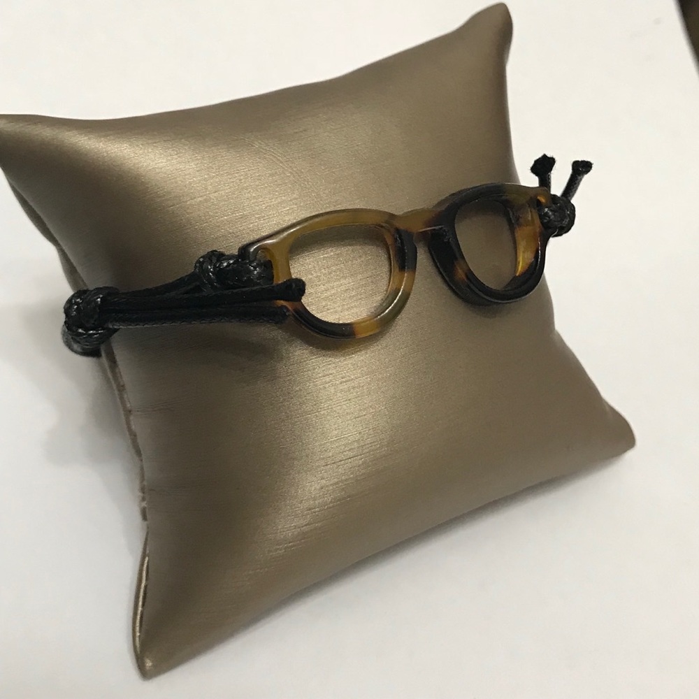 Beautiful adjustable glasses bracelet